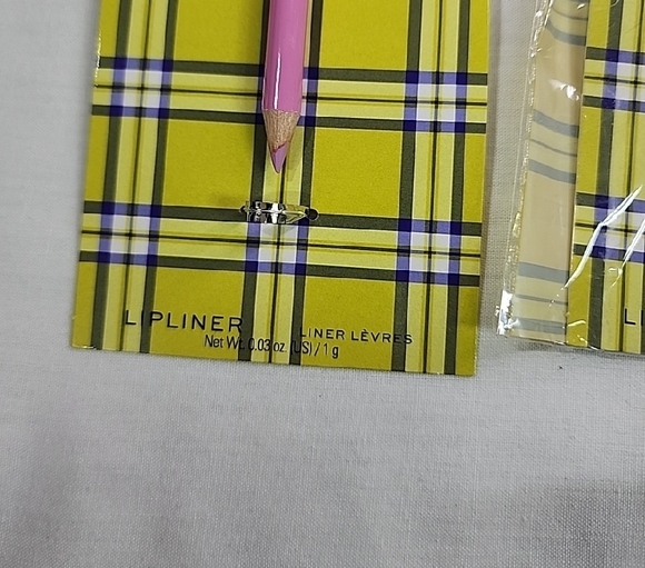 Makeup Revolution Pink Pom Pom Lip Liner - Picture 3 of 6